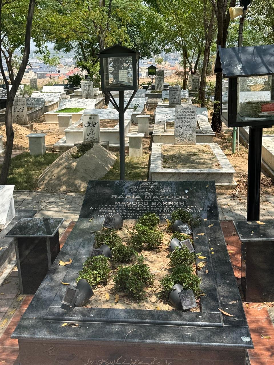 Maintained grave in Pakistan — Qabar Cares